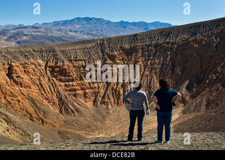 Touristen, die mit Blick auf Ubehebe Crater, Death Valley Nationalpark, Kalifornien Stockfoto