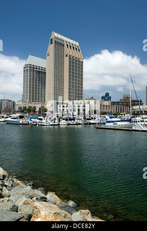 GRAND HYATT HOTEL TOWERS HARBORSIDE STADT SKYLINE BEI EMBARCADERO MARINA PARK SAN DIEGO KALIFORNIEN USA Stockfoto