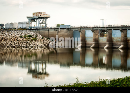 USA, Louisiana, Atchafalaya, alte Fluss Low Sill Kontrollstruktur, gebaut und verwaltet von US Army Corps of Engineers. Stockfoto