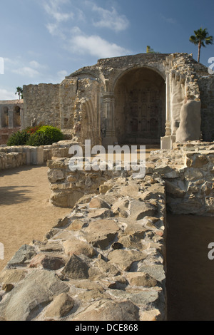 WANDSTEIN RUINE GROßE KIRCHE MISSION SAN JUAN CAPISTRANO ORANGE COUNTY KALIFORNIEN USA Stockfoto