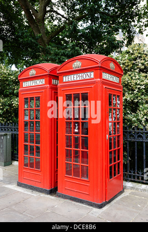 zwei legendäre rote London Telefon Boxen London England UK Stockfoto