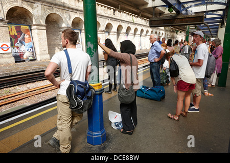 Menschen warten auf die u-Bahn auf oberirdischen South Kensington Plattform London England UK Stockfoto