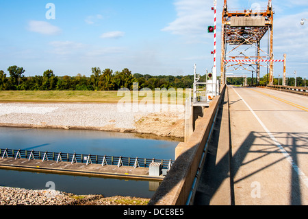 USA, Louisiana, Atchafalaya Basin. Alten Navigations Schloss Fluss und Brücke, errichtet durch die US Army Corps of Engineers. Stockfoto