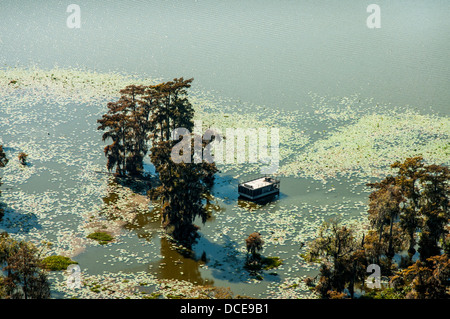 USA, Louisiana, Atchafalaya Basin, St. Martin Pfarrkirche. Hausboot und Sumpfzypresse am nördlichen Ufer des Lake Martin. Stockfoto
