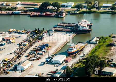 USA, Louisiana, St Martin Parish, Morgan City. Luftbild des Atchafalaya Basin, Lastkähne, Boote und Industrie. Stockfoto