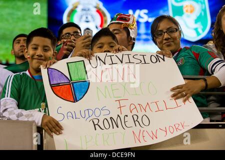 East Rutherford, New Jersey, USA. 14. August 2013. 14. August 2013: Eine Familie von Mexiko Fußball-Fans halten ein Schild, dass Funktionen Univision, die spanische Sprachkanal während der internationalen freundlich zwischen Mexiko und Côte d ' Ivoire an Met Life Stadium, East Rutherford, NJ übereinstimmen. Mexiko gegen Côte d ' Ivoire 4-1. © Csm/Alamy Live-Nachrichten Stockfoto