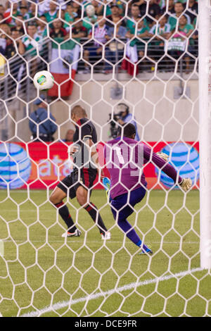 East Rutherford, New Jersey, USA. 14. August 2013. 14. August 2013: Côte d ' Ivoire Nationalmannschaft Torhüter Boubacar Barry (1) kickt den Ball Nationalmannschaft Verteidiger Carlos Salcido (3) stellt sich um zu vermeiden, während das internationale Freundschaftsspiel zwischen Mexiko und Côte d ' Ivoire an Met Life Stadium, East Rutherford, NJ getroffen. Mexiko gegen Côte d ' Ivoire 4-1. © Csm/Alamy Live-Nachrichten Stockfoto
