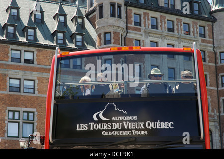 Ein Doppeldecker-Touristenbus vor dem Chateau Frontenac in Quebec City, Kanada Stockfoto