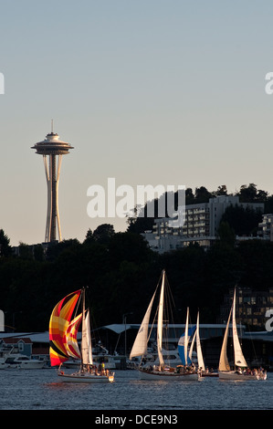 Seattles Bootsrennen auf dem Lake Union mit Space Needle im Hintergrund, Stockfoto