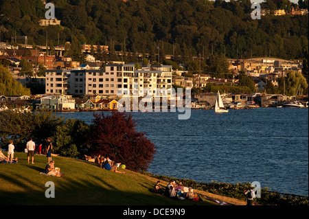 Retro-Bild des Picknicks im Gas Works Park mit Familien und Freunden, die ein Segelbootrennen auf dem Lake Union Seattle Washington State beobachten Stockfoto