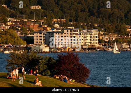 Picknick am Gas Works Park mit Familien und Freunden ein Segelboot Rennen am Lake Union Seattle Washington State Stockfoto