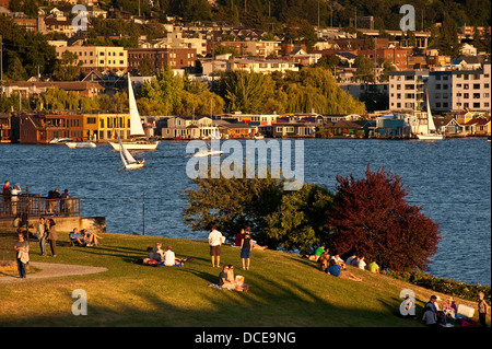 Retro-Bild des Picknicks im Gas Works Park mit Familien und Freunden, die ein Segelbootrennen auf dem Lake Union Seattle Washington State beobachten Stockfoto