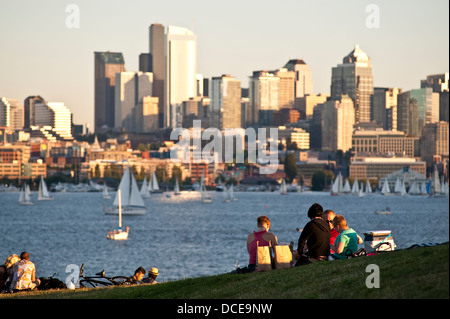 Retro-Bild des Picknicks im Gas Works Park mit Familien und Freunden, die ein Segelbootrennen auf dem Lake Union Seattle Washington State beobachten Stockfoto