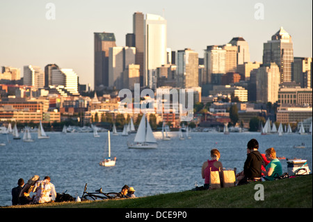 Retro-Bild des Picknicks im Gas Works Park mit Familien und Freunden, die ein Segelbootrennen auf dem Lake Union Seattle Washington State beobachten Stockfoto