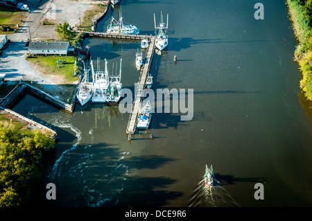 USA, Louisiana, Luftbild des Atchafalaya Basin Bereich, Delcombe, Heimat der Garnelenfischerei Boote. Stockfoto