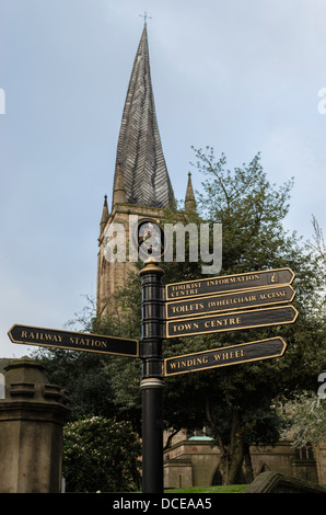 Touristischer Wegweiser vor Chesterfield Pfarrkirche mit dem verdrehten Turm von unten gesehen Stockfoto