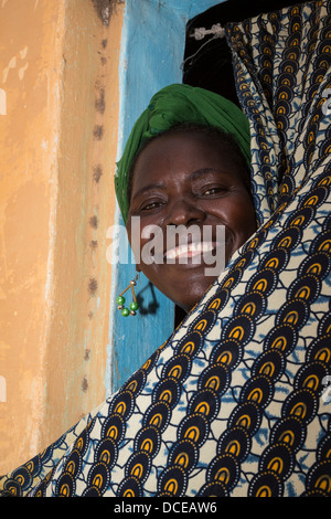 Lächelnde Serer senegalesische Frau, Nixo Dorf, in der Nähe von Sokone, Senegal Stockfoto