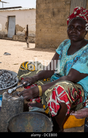 Dorf Frauen entfernen Rümpfe von Cashew-Nüssen, Nixo Dorf in der Nähe von Sokone, Senegal. Serer ethnische Gruppe. Stockfoto