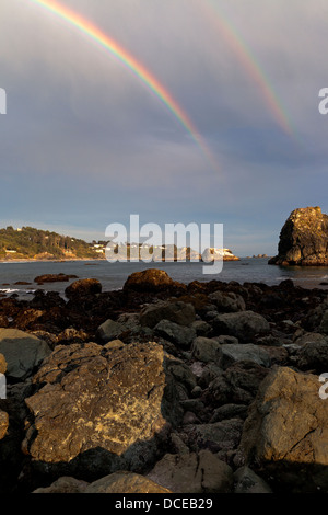 Ein Regenbogen trifft Offshore-entlang der südlichen Küste von Oregon in der Nähe von Brookings, Oregon Stockfoto