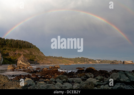 Regenbogen-Bögen über der Küste Brookings, Oregon. Stockfoto