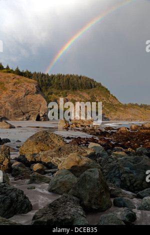 Regenbogen über der südlichen Oregon Küste am Regenbogen Rock nördlich von Brookings, Oregon. Stockfoto