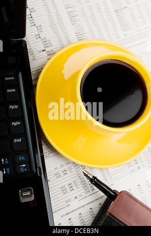 Notebook, liefert Kaffee und Büro. Stockfoto