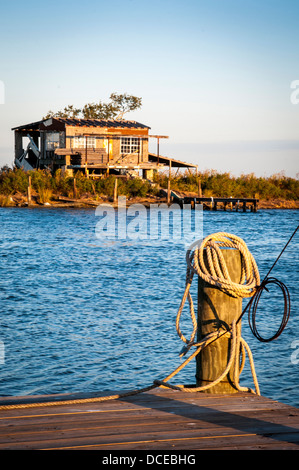 USA, Louisiana, Atchafalaya Basin, Terrabonne Gemeinde, Cocodrie, Dock und kleines Haus in Bayou Petit Caillou, bei Sonnenuntergang. Stockfoto