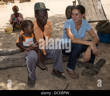 Friedenskorps freiwilliger Talking mit Dorfbewohnern, Nixo, in der Nähe von Sokone, Senegal. Serer ethnische Gruppe. Stockfoto