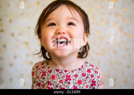 16 Monate alte lächelndes Babymädchen Stockfoto