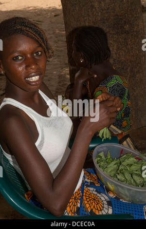 Frau im Western-Style Bluse Sortierung Grüns, Nixo Dorf in der Nähe von Sokone, Senegal. Hinweis Nase Pin. Serer ethnische Gruppe. Stockfoto