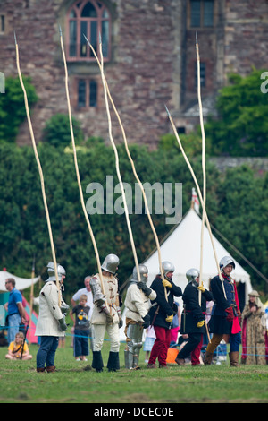 Der "Berkeley Scharmützel" mittelalterliche Reenactments auf Berkeley Castle in der Nähe von Gloucester wo der 500. Jahrestag der Schlacht von F Stockfoto