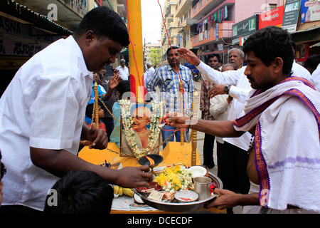 Menschen vor Ort in Bangalore feiert Unabhängigkeitstag vor einem Foto von Mahatma Gandhi Stockfoto