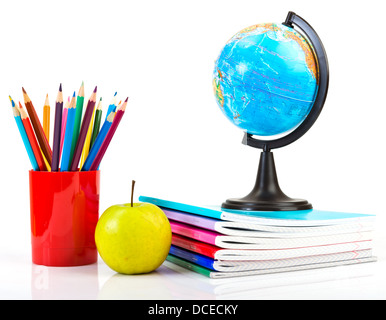 Globus, Notebook-Stack und Bleistifte. Schulkind und Student studiert Zubehör. Stockfoto