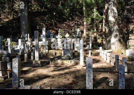 Japan, Berg Koya, Koyasan Friedhof Okunoin, gorin-, fünf gesteinigt Pagoden, zwischen Bäumen und Unterholz, HDR Stockfoto