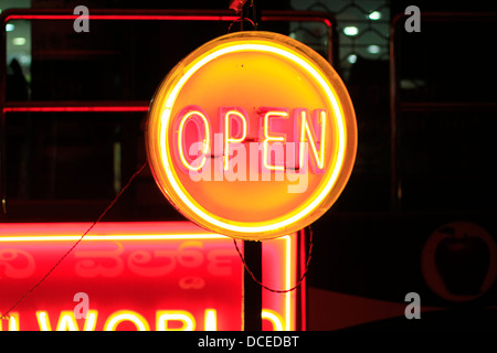 Schild "geöffnet" vor der ein Geschäft Stockfoto