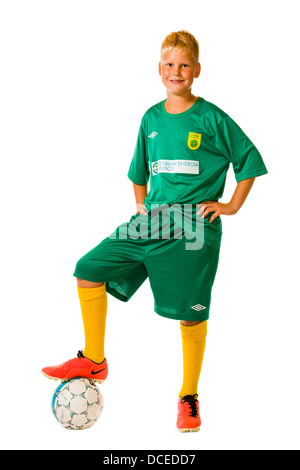 Junger Fußballspieler in grünen Team Uniform, Studio gedreht, weißer Hintergrund Stockfoto