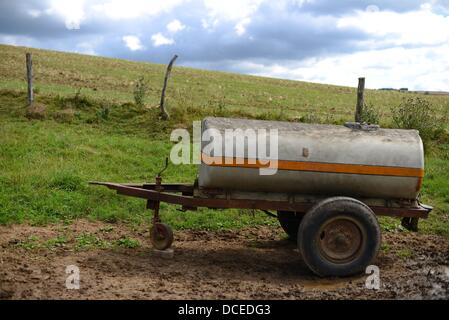 Tränke für die Kühe auf einem Feld in Deutschland. Foto: Frank Mai Stockfoto