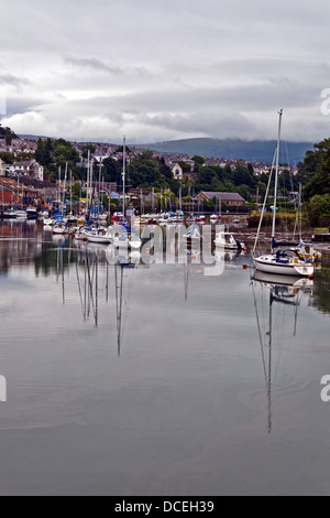 Yachten ankern an der Mündung der Afon-Seiont Caernarfon North Wales Stockfoto