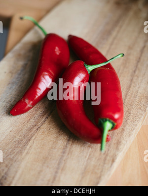 Red Chili Paprika auf Schneidebrett Stockfoto