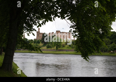 Inverness Castle, jetzt der Sheriff Court, in der Ferne umrahmt von Bäumen, die über den Fluss Ness Stockfoto