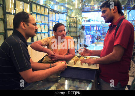 20. Dezember 2012 - Mumbai, Maharashtra, Indien - einer indischen Familie kaufen Gold bei Gurjar Juweliere in Colaba in Mumbai. Inder erwägen den Kauf von Gold als Investition für die Zukunft. Indien, dem weltweit größten Einkäufer von Gold, hat versucht, die Einfuhren des gelben Metalls einzudämmen, die das zweitgrößte importierte Element nach Rohöl ist. Am 13. August 2013 der Regierung erhoben Einfuhrzoll auf Gold für eine dritte Zeit in acht Monaten um 10 Prozent von 8 Prozent zu beschneiden das Leistungsbilanzdefizit und Stengel Volatilität in der Rupie. Gold ist Indiens größte Luxus Import und wurde einen wesentlichen Beitrag zur Stockfoto