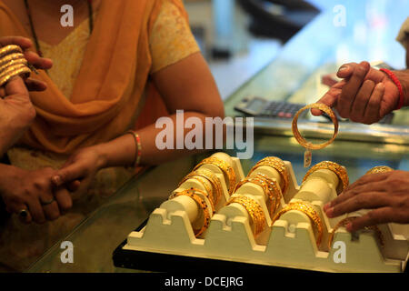 20. Dezember 2012 - Mumbai, Maharashtra, Indien - Indianer kaufen Gold bei Gurjar Juweliere in Colaba in Mumbai. Indien, dem weltweit größten Einkäufer von Gold, hat versucht, die Einfuhren des gelben Metalls einzudämmen, die das zweitgrößte importierte Element nach Rohöl ist. Am 13. August 2013 erhöhte die Regierung Einfuhrzoll auf Gold zum dritten Mal in acht Monaten auf 10-3.000000rom 8156 beschneiden das Leistungsbilanzdefizit und Volatilität in die Rupie stammen. Gold ist Indiens größte Luxus Import und war ein Hauptfaktor für das Leistungsbilanzdefizit von all-time-High. (Kredit-Bild: © Subhash Sharma/ZUMA Wi Stockfoto