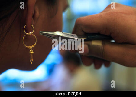 20. Dezember 2012 - Mumbai, Maharashtra, Indien - Indianer kaufen Gold bei Gurjar Juweliere in Colaba in Mumbai. Indien, dem weltweit größten Einkäufer von Gold, hat versucht, die Einfuhren des gelben Metalls einzudämmen, die das zweitgrößte importierte Element nach Rohöl ist. Am 13. August 2013 erhöhte die Regierung Einfuhrzoll auf Gold zum dritten Mal in acht Monaten auf 10-3.000000rom 8156 beschneiden das Leistungsbilanzdefizit und Volatilität in die Rupie stammen. Gold ist Indiens größte Luxus Import und war ein Hauptfaktor für das Leistungsbilanzdefizit von all-time-High. (Kredit-Bild: © Subhash Sharma/ZUMA Wi Stockfoto