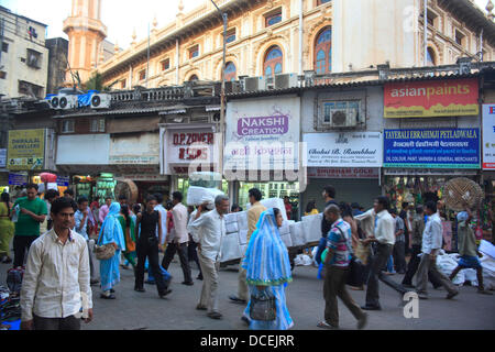 20. Dezember 2012 - Mumbai, Maharashtra, Indien - Blick auf den belebten Straßen des berühmten "Zaveri Bazaar" oder der Schmuck-Markt in Mumbai. Indien Gold Kauf am 13. August 2013 wieder die Schraube eingeschaltet; Verbot der Einfuhr von Münzen und Medaillen und die inländische Käufer Bar bezahlen, einen Tag nach dem Wandern Goldbarren Einfuhrzoll auf Rekord 10 Prozent. Die Regierung versucht, die anscheinend unersättlichen Goldnachfrage von Indianern einzudämmen, die seine Leistungsbilanzdefizit in 2012/13 zu einem Datensatz gesendet, aber obwohl Kauf im Juni verlangsamt es wieder belebt im Juli, Auslösung der neuesten fesseln. (Kredit-Bild: © Subhash S Stockfoto