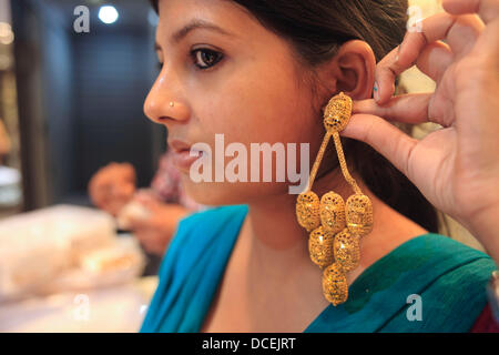 20. Dezember 2012 - Mumbai, Maharashtra, Indien - eine Mädchen versucht Goldschmuck zu Motaba & Söhne Juweliere im Besitz von Dimpesh Jain in Colaba, Mumbai. Indien, dem weltweit größten Einkäufer von Gold, hat versucht, die Einfuhren des gelben Metalls einzudämmen, die das zweitgrößte importierte Element nach Rohöl ist. Am 13. August 2013 erhöhte die Regierung Einfuhrzoll auf Gold zum dritten Mal in acht Monaten auf 10-3.000000rom 8156 beschneiden das Leistungsbilanzdefizit und Volatilität in die Rupie stammen. Gold ist Indiens größte Luxus Import und war ein Hauptfaktor für das Leistungsbilanzdefizit von all-time-High. (Cre Stockfoto