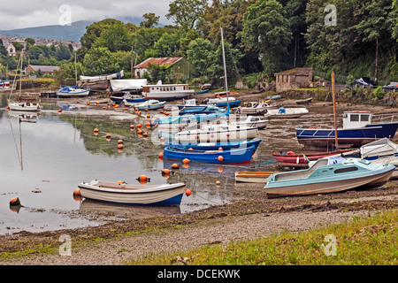 Boote bei Ebbe am Fluss Afon Seiont in Caernarfon Stockfoto