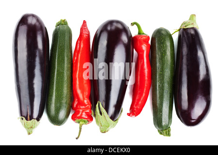 Buntes frisches Gemüse in einer Reihe auf weißem Hintergrund angeordnet Stockfoto