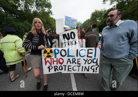 Balcombe, UK. 16. August 2013. Da die Anti-Fracking-Protest-Kontingent in Zahlen wächst, entgegenzuwirken Polizei mit der Bereitstellung von eine starke Präsenz vor einem Wochenende Demonstrationen. Gestern wurde ein zweites Lager auf einem privaten Grundstück in der Nähe von Balcombe. Bildnachweis: Lee Thomas/Alamy Live-Nachrichten Stockfoto