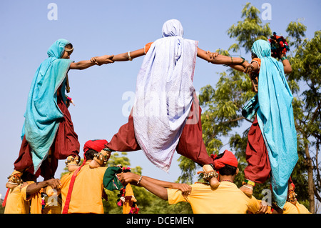 Indische Stammes-akrobatischen Tanz am Shlipgram, Udaipur, Indien Stockfoto