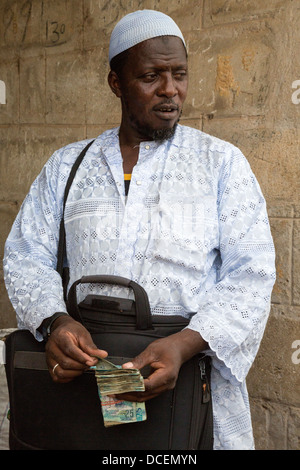 Cashew-Nuss Käufer zählt sein Geld, Fass Njaga Choi, Gambia Stockfoto